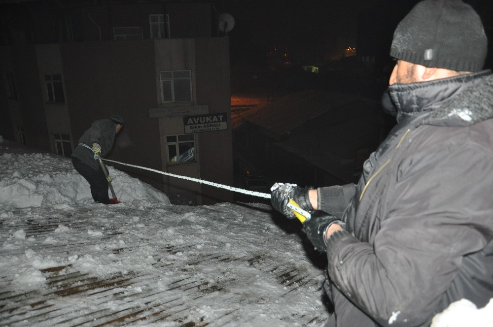 Eksi 20 derecede 50 TL için çatı temizliyorlar 