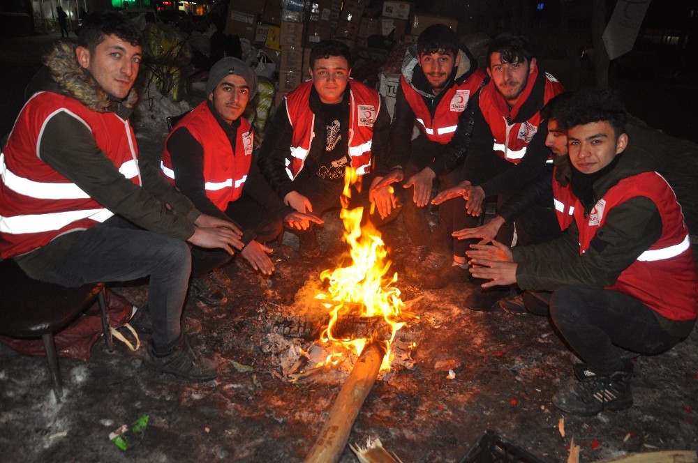 Eksi 25 derecede geç saatlere kadar Elazığ ve Malatya için seferber oldular 