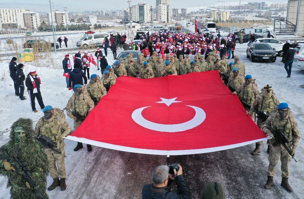 Eksi 7 derecede 3 kilometre yol yürüdüler 
