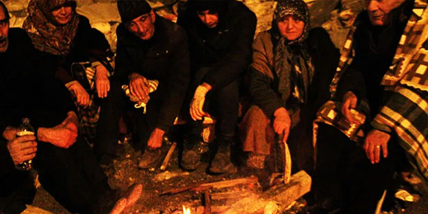 Eksi 9 derecede enkaz bölgesinde ateş başında bekliyorlar