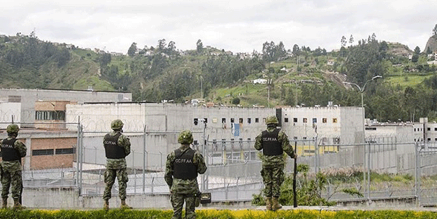 Ekvador'da kriz! Hapishaneye tank girdi