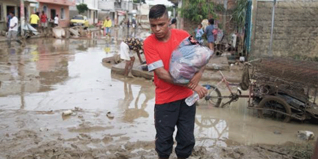 Ekvador'da sellerden 15 bin kişi etkilendi