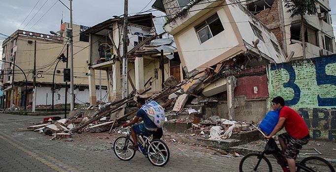 Ekvador'daki 2 depremde 570 kişi öldü
