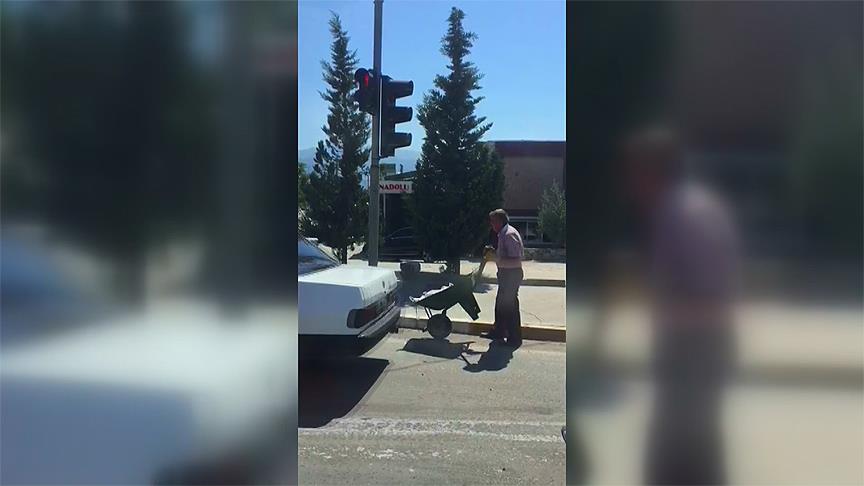 El arabası ile trafik kuralına böyle uydu!