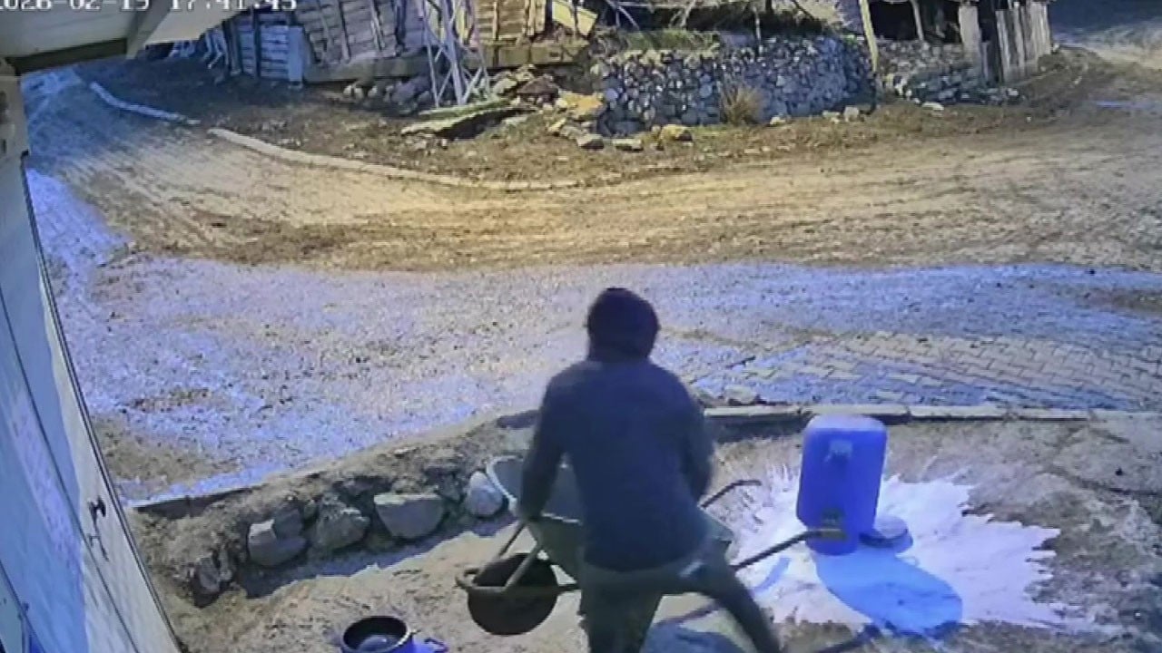 El arabasındaki süt bir anda döküldü! Gencin çaresiz anları kamerada