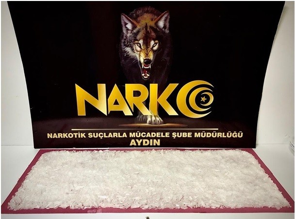 El çantasında 1 kilo 478 gram uyuşturucu ele geçirildi 