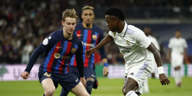 El Clasico güreş maçına döndü! Saha içi karıştı...