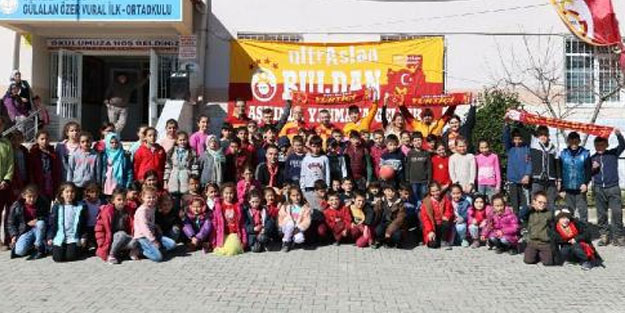 El ele verip, okula kütüphane yaptılar