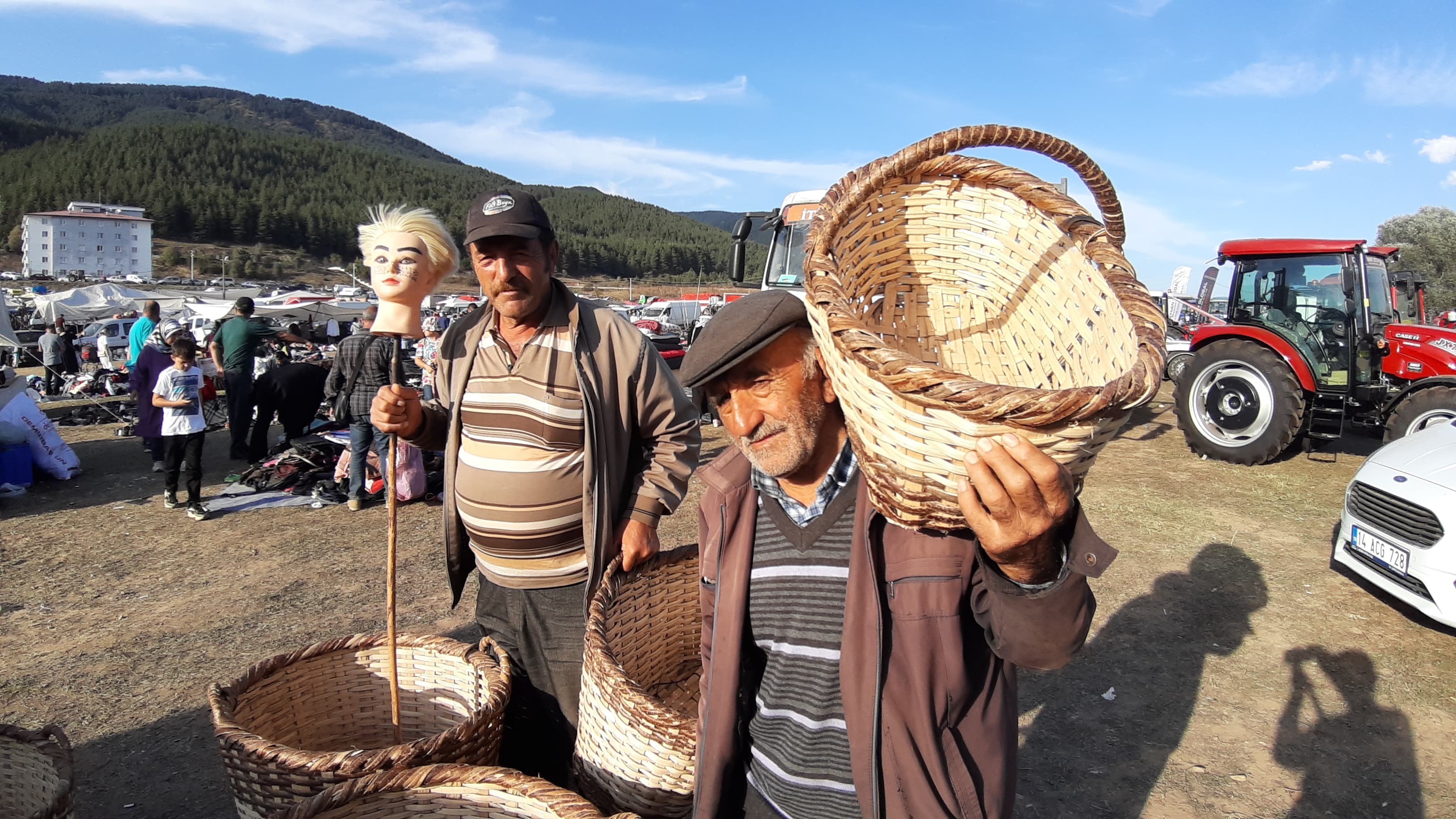 El emeği göz nuru! 72 yaşında fındık dallarından sepet örüyor