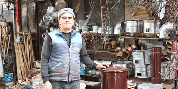 El emeği ile 41 yıldır fındık sobası imal ediyor
