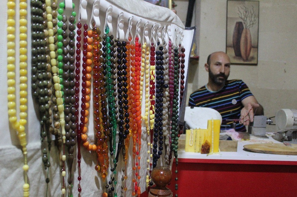 El emeği tespihler fiyatlarıyla dikkat çekiyor 