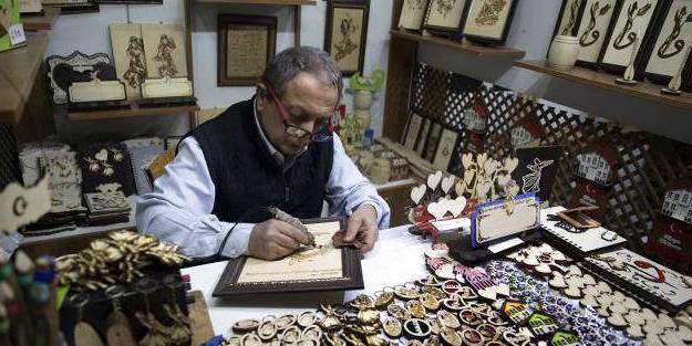 El emeğiyle ahşabı Semazen temalı eserlere dönüştürüyor