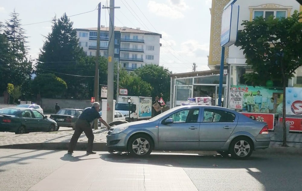 El freni çekilmeyen araç hareket edince önüne geçip eliyle durdurdu 