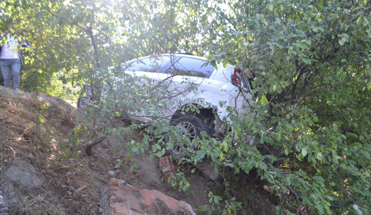 El freni çekilmeyen araç yamaçtan uçtu