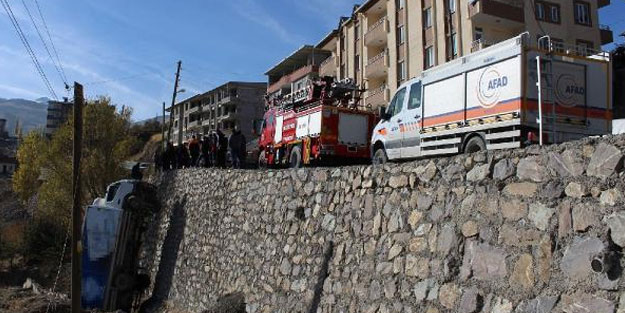 El freni çekilmeyen kamyon, 10 metreden düşüp dik kaldı