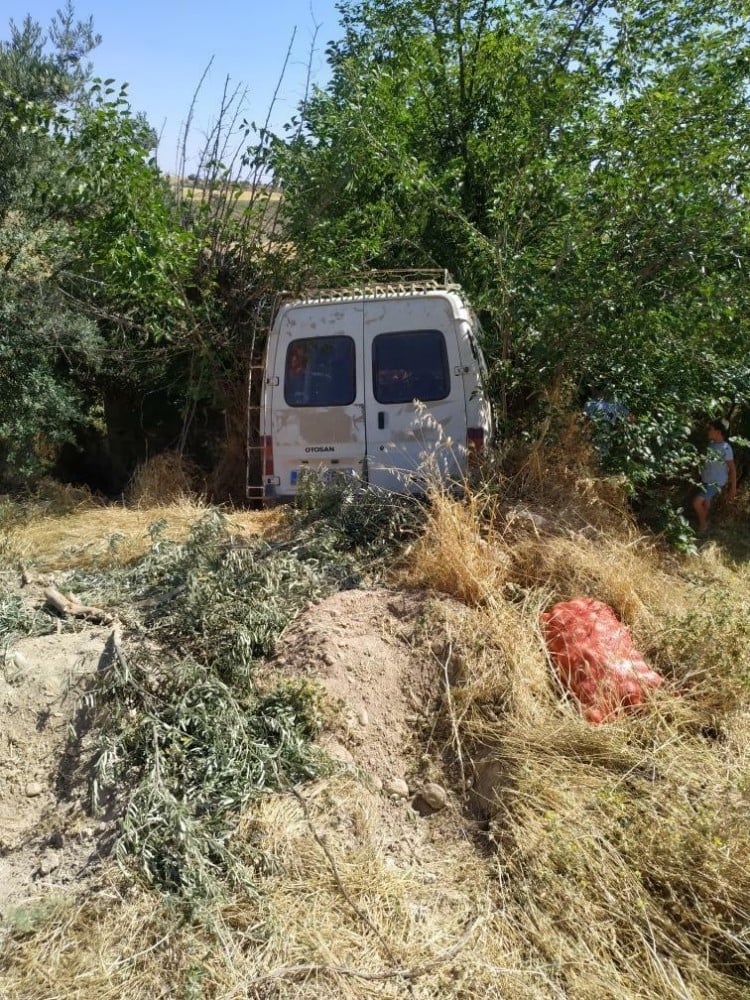 El freni çekilmeyen minibüs dereye uçtu 