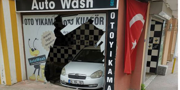 El freni çekilmeyen otomobil dehşet saçtı!
