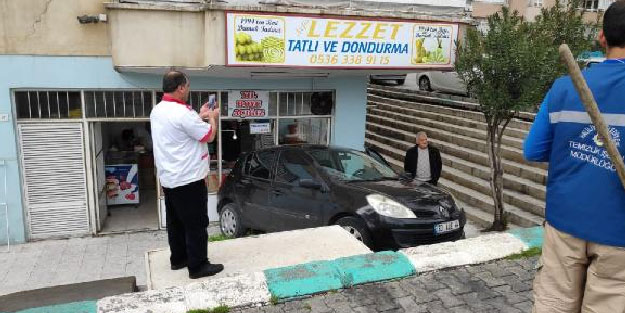 El freni çekilmeyen otomobil işyerine çarptı