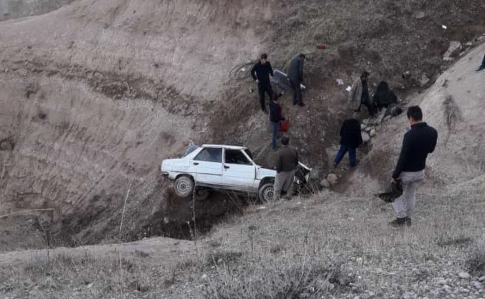 El freni çekilmeyen otomobil şarampole yuvarlandı 