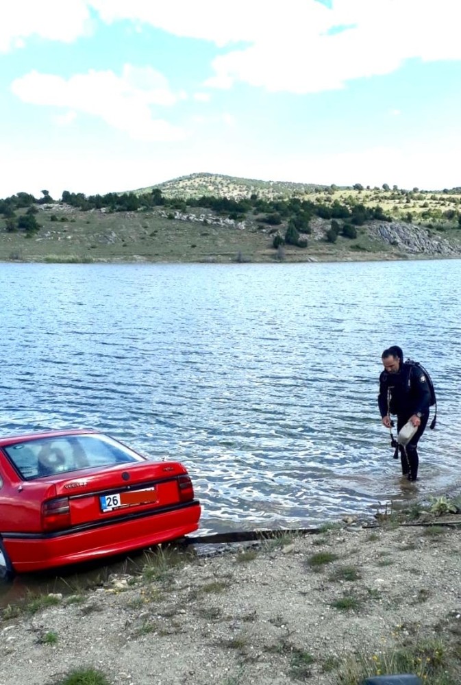 El freni çekilmeyen otomobil sulama göletine gömüldü 