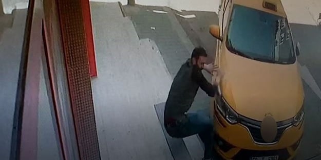 El freni çekilmeyen otomobili durdurmak isteyen esnaf ezildi