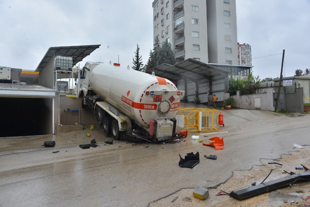 El freni çekilmeyen tanker askıda kaldı 