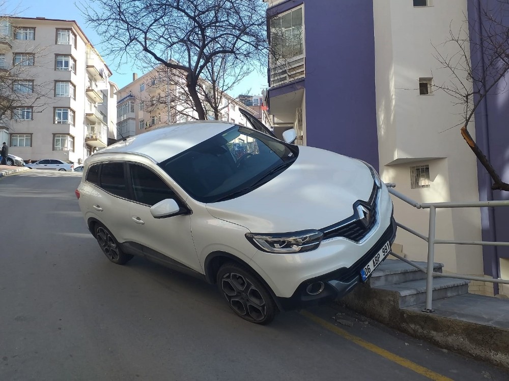 El freni çekmeyi unutan kadın otomobiliyle sürüklendi 