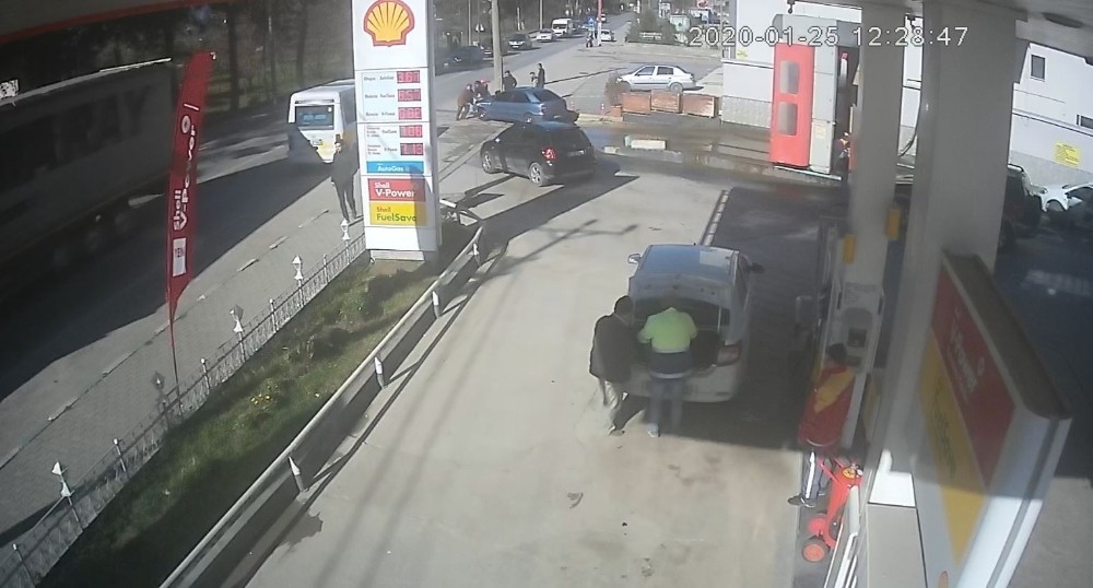 El frenini çekmedi, otomatik yıkamadaki araç kamyonla böyle çarpıştı 