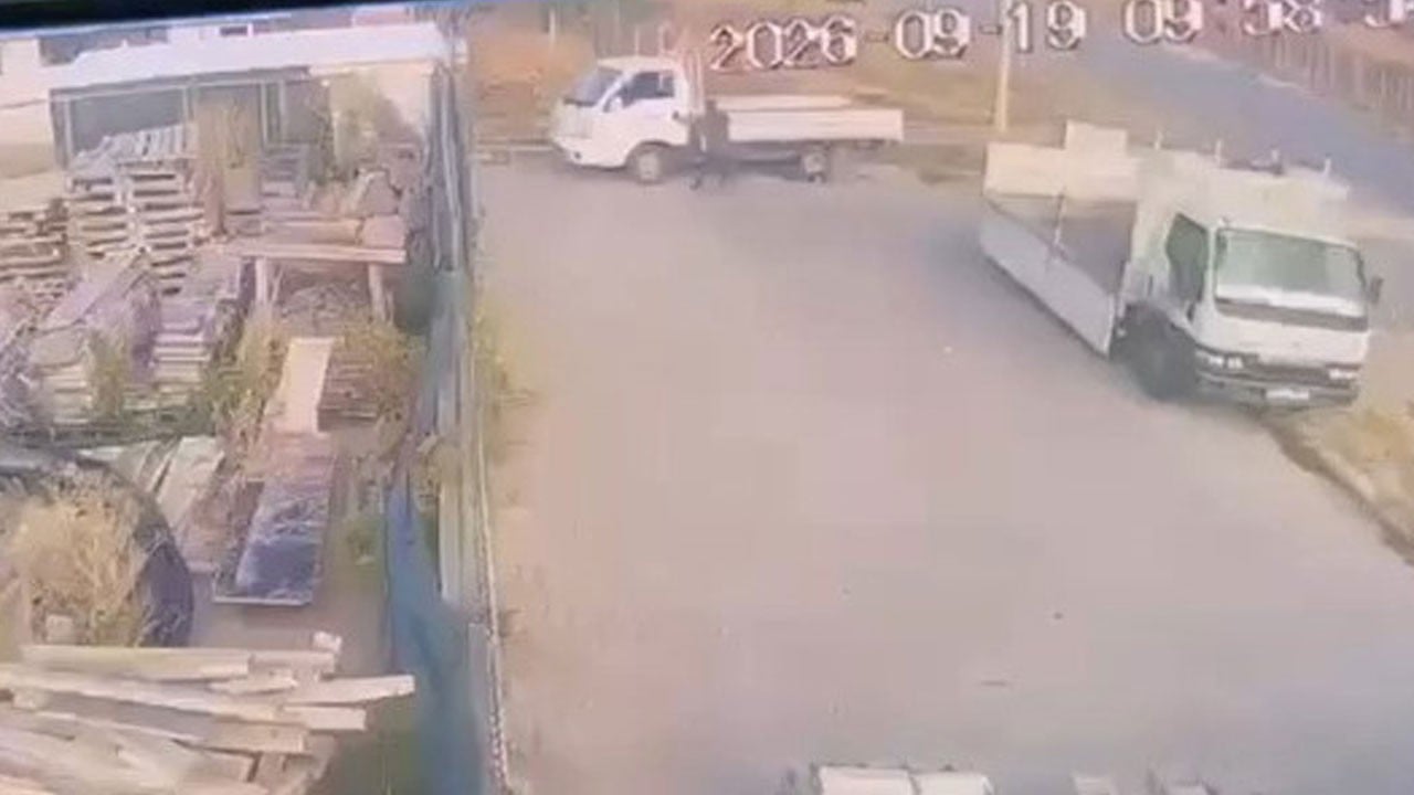 El frenini çekmediği kamyonetin altında kalıp öldü