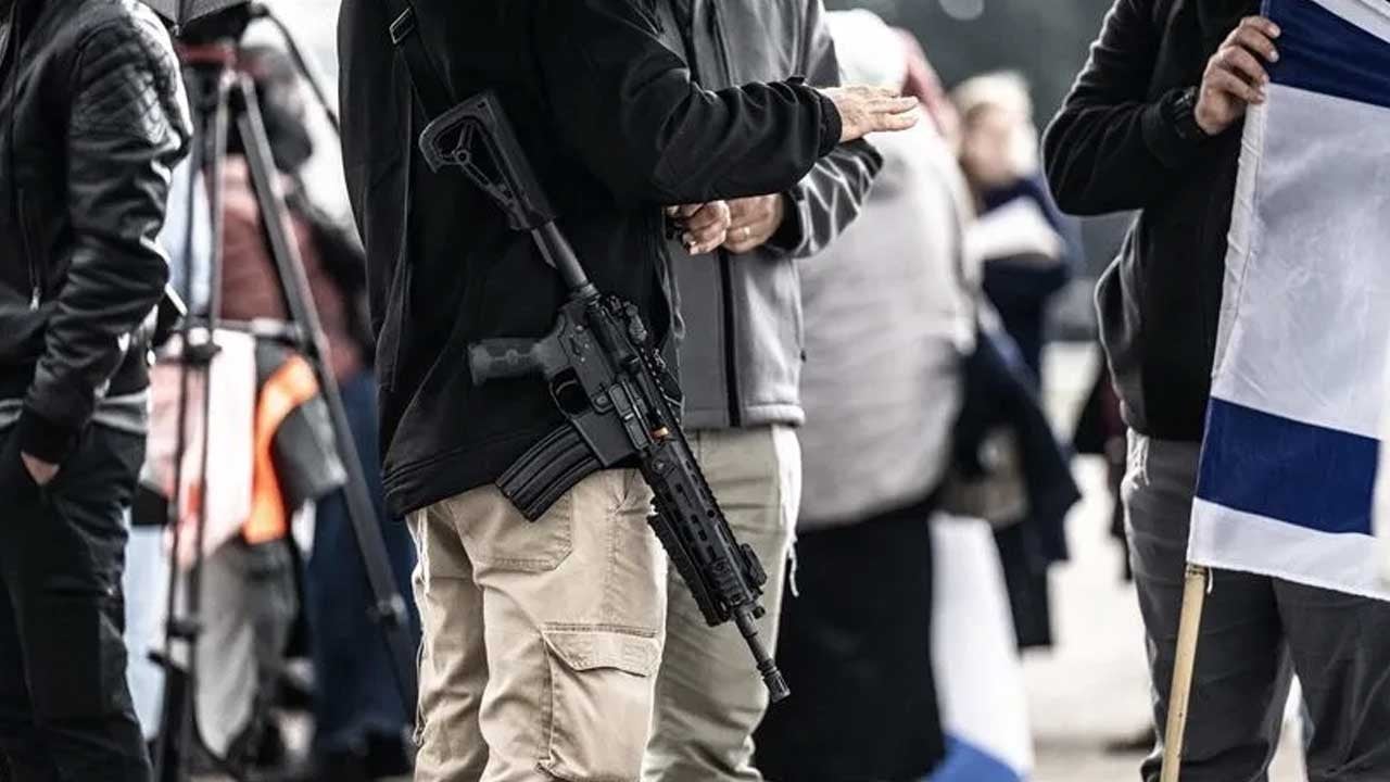 El Halil’de silahlı bir İsrailli 5 Filistinli çocuğu alıkoydu