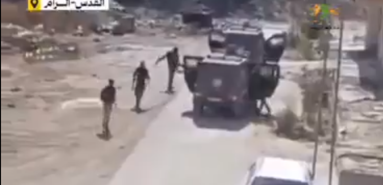 El Halil’de yeni bir İsrail vahşeti! Silahsız Filistinli elleri havada yürürken sırtından vuruldu