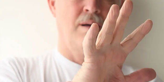 El titremesi neden olur? El titremesi nasıl geçer?