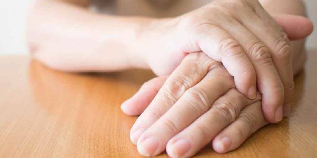 Titreyen eller hastalık habercisi olabilir! El titremesi neden olur?