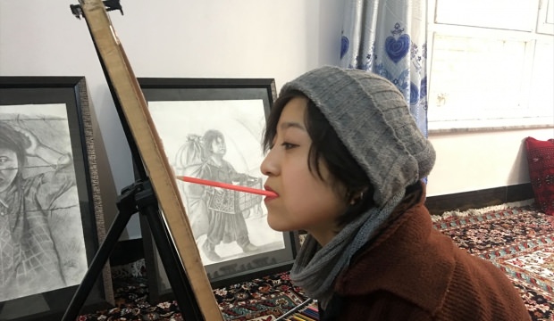 El ve ayakları felçli Afgan kızdan anlamlı resim