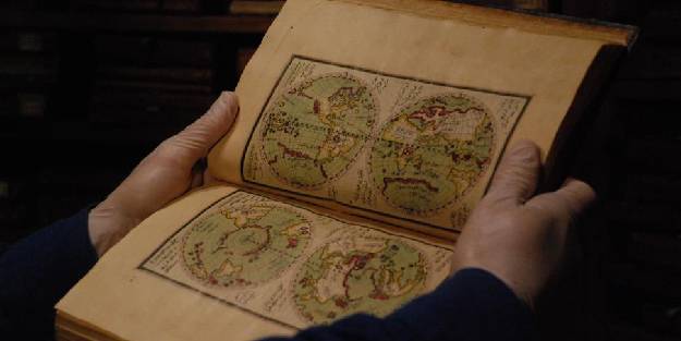 El yazması eserlere eldivenli koruma