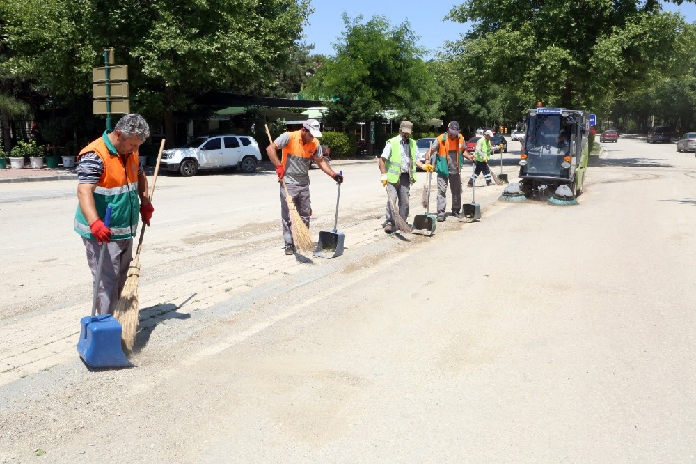 Elazığ Belediyesi, afetin izlerini siliyor 