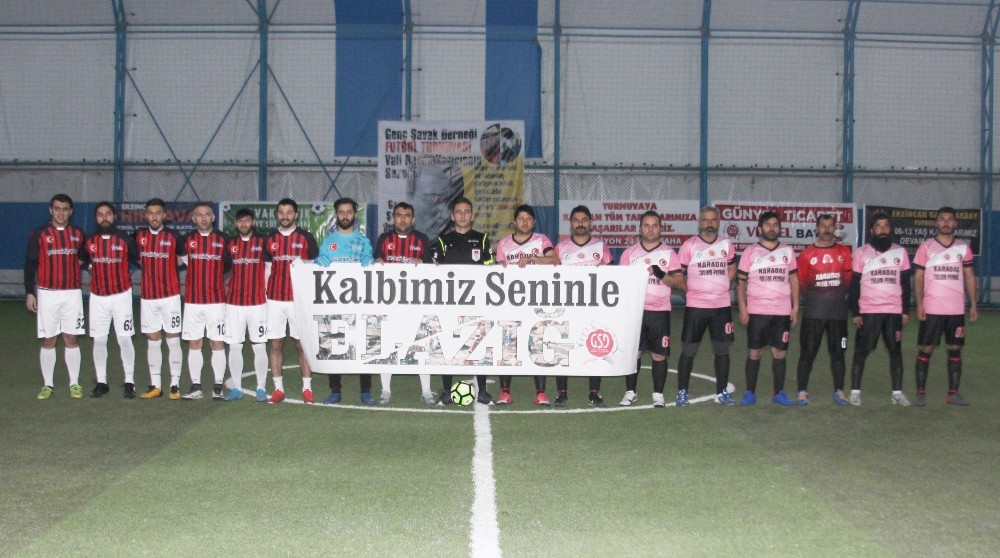 Elazığ depremi nedeniyle 23. dakikada maçı bırakıp dua ettiler 