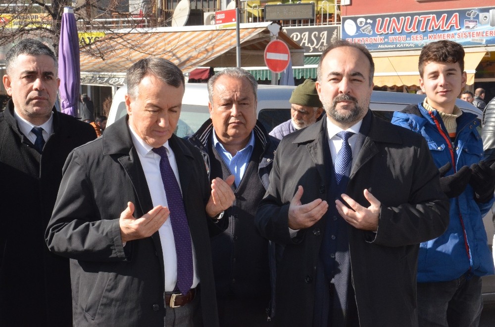 Elazığ depreminde hayatını kaybedenler dualarla anıldı 