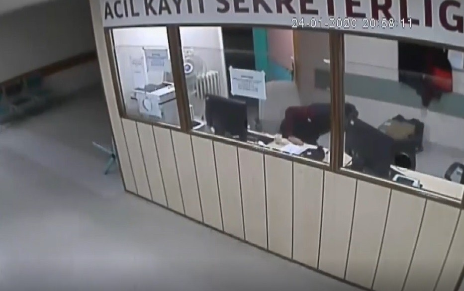 Elazığ depreminin şiddeti hastanedeki kameralara böyle yansıdı 