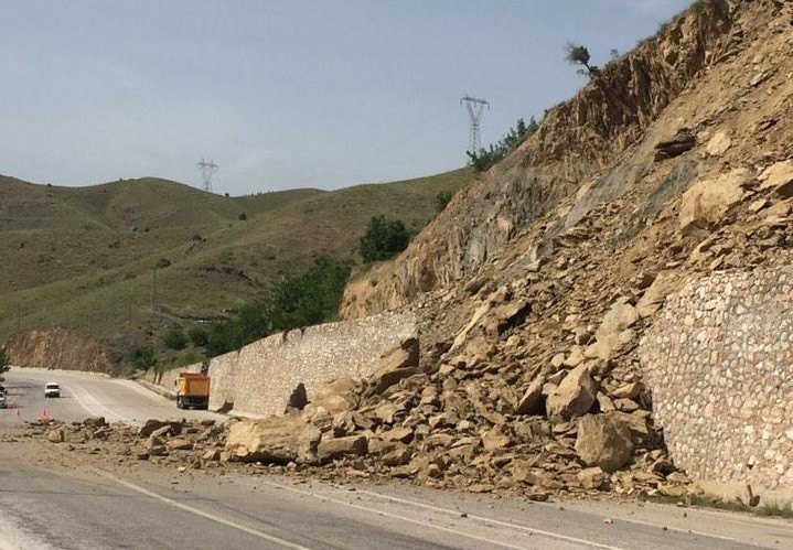 Elazığ-Keban yolunda heyelan, kaya parçaları yolu kapattı 