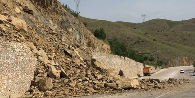 Elazığ'da meydana gelen heyelan yolu ulaşıma kapattı