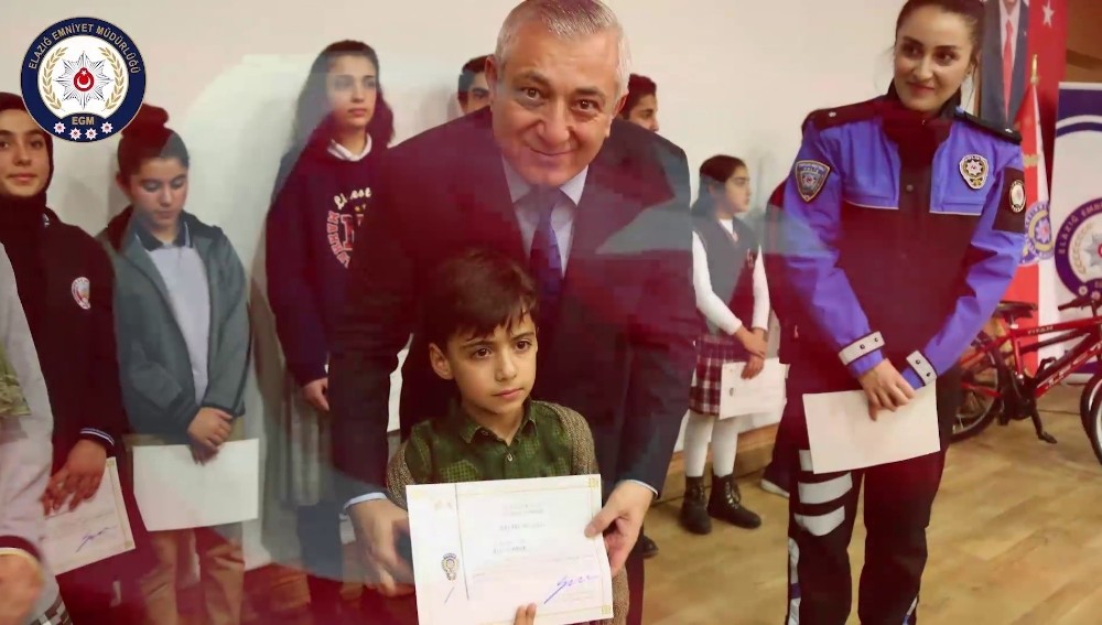 Elazığ polisinden, 23 Nisan klibi 