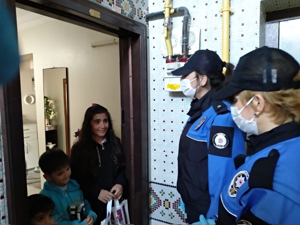 Elazığ polisinden, çocuklara kitap servisi 