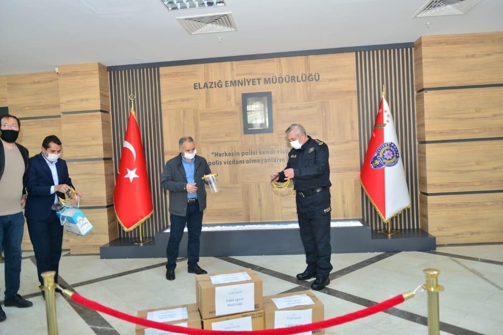 Elazığ polisine virüse karşı siperlik 