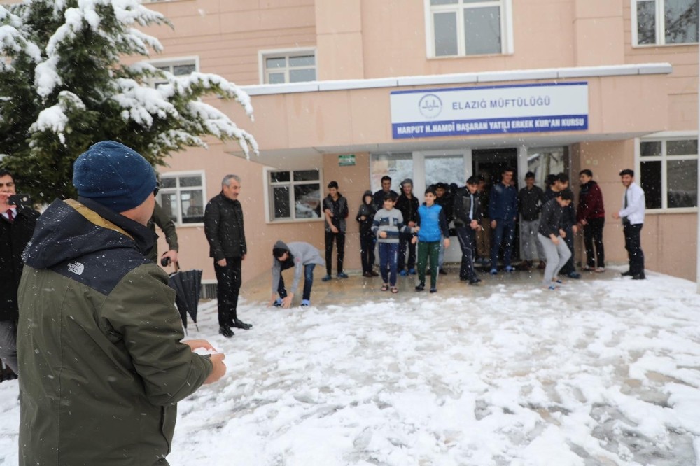 Elazığ Valisi Kaldırım, öğrencilerle kartopu oynadı 