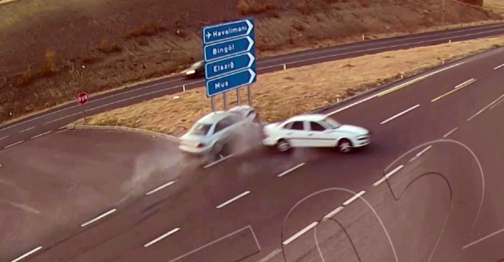 Elazığ ve Bingöl’de trafik kazaları kameraya yansıdı 