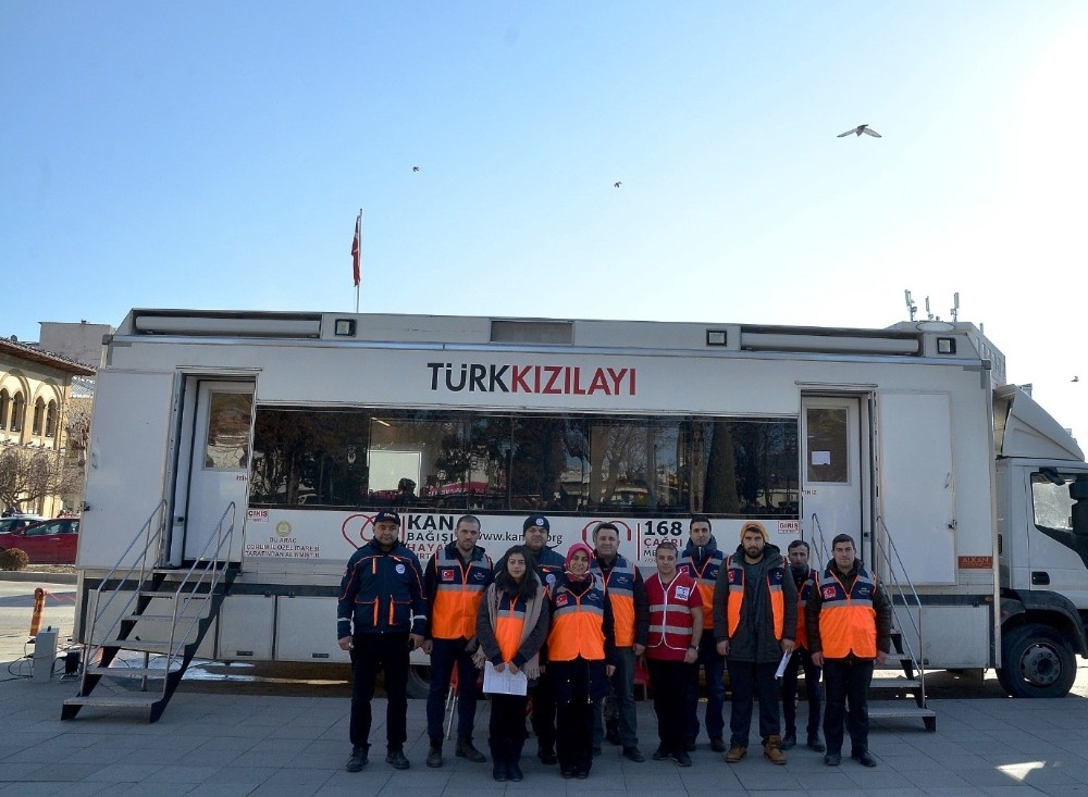 Elazığ’a gidemeyen AFAD gönüllüleri kan bağışladı 
