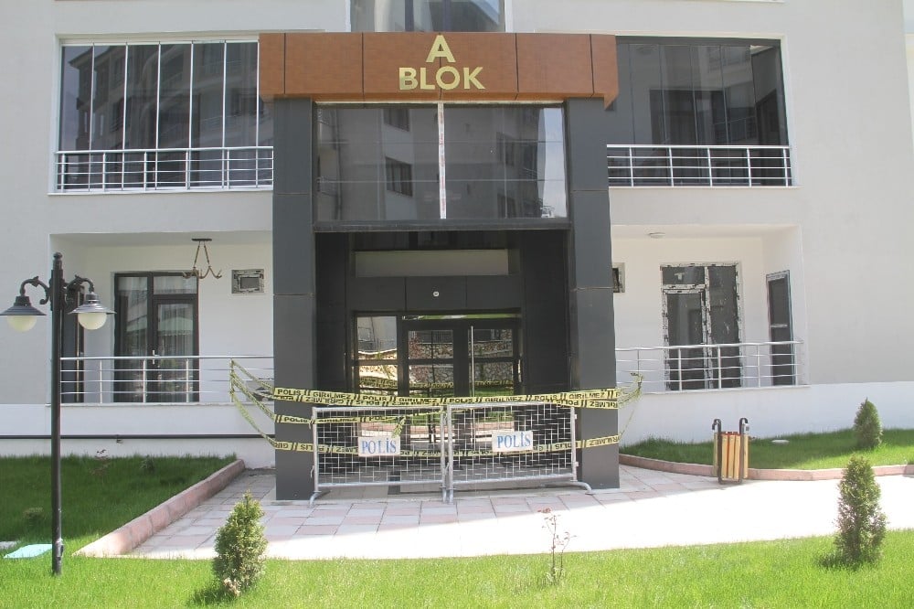 Elazığ’da 12 katlı apartman karantinaya alındı 