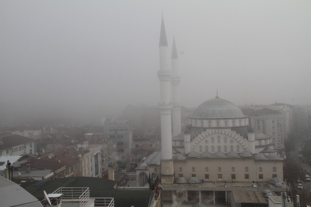 Elazığ’da 3 gündür devam eden yoğun sis hava ulaşımını da etkiliyor 