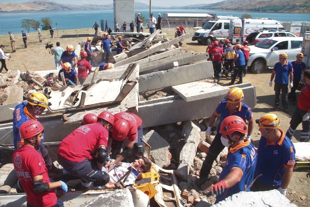 Elazığ’da 7 ilden 450 personelin katılımıyla gerçeği aratmayan tatbikat 